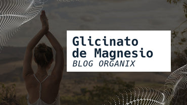 Persona tomando cápsulas de glicinato de magnesio de Organix Perú para mejorar sueño, reducir ansiedad y fortalecer músculos